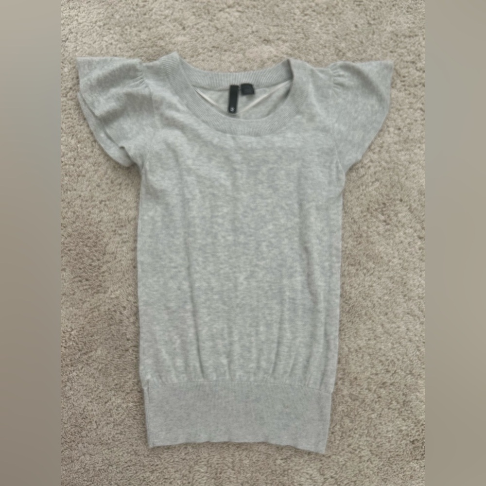 Women’s ruffled short sleeved gray shirt in size 2